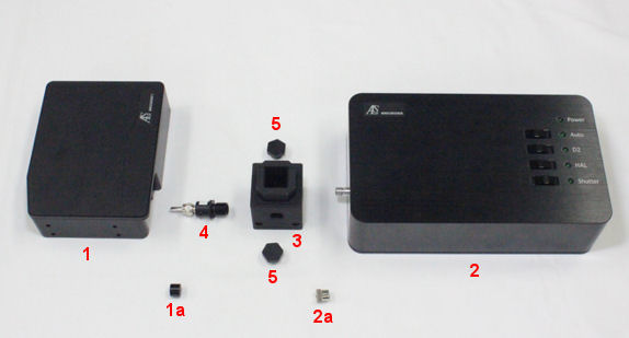 図1:スペクトロメーターシステムの内訳:(1)スペクトロメーター、(1a)スペクトロメーター保護キャップ、(2)光源、(2a)光源保護キャップ、(3)キュベットホルダー、(4)ファイバーコリメーター、(5)遮光用SMA905アダプター
