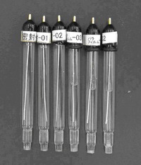 RE-5 非水溶媒系参照電極を保存ビンに入れた場合（A: 写真左側3本）と何も処理せずに放置した場合（B: 写真右側3本）との比較。何もせずに放置したものは、内部溶液が半分に減ったが、保存ビンに入れたものは全く減っていない。